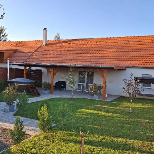 Alpakavendégház, hotel v destinaci Balatoncsicsó
