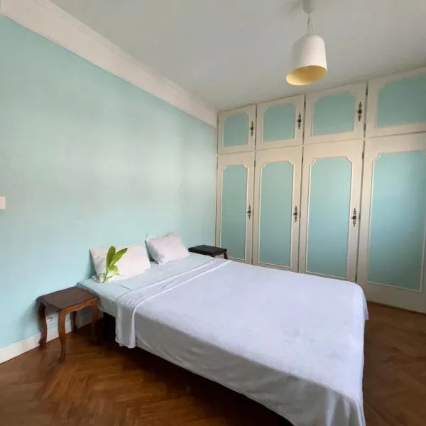 2 spacious rooms for 4 people group, hotel in Noisy-le-Sec