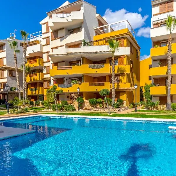 Punta Prima - Charming Spanish Apartment with South-Facing Terrace by the Sea、トレビエハのホテル