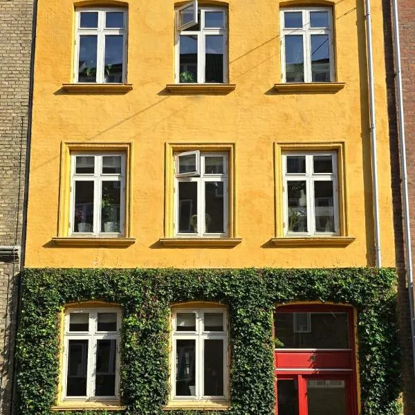 Townhouse in the Center Free Parking, отель в Ольборге