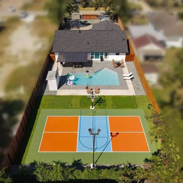 Pickleball Paradise Retreat - 4 Bedrooms, 2,5 Baths - Houston Downtown, Houston Heights - Pickleball and Basketball Court, Pool, miniGolf, Karaoke, Fire Pit, BBQ, Billiards, Ping Pong, Hockey, King Bed