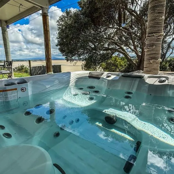 Large riverfront home with spa and stage, hotel v destinaci Te Kopuru
