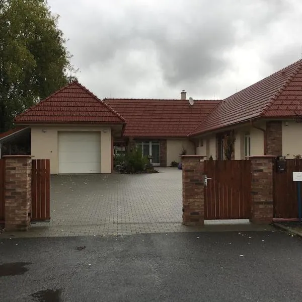 Johnyho Bydlení Velikovská 10, Zlín-Štípa, hotel v destinaci Zlín