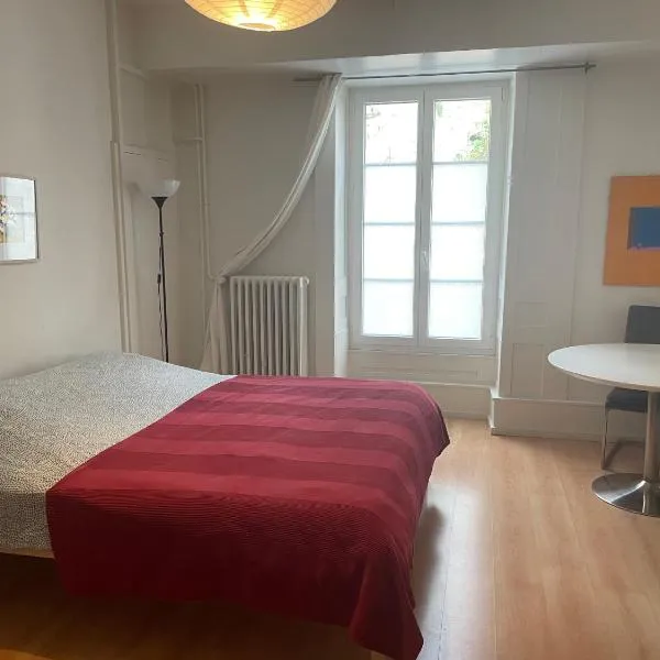 Vaste chambre au centre ville, à 2 minutes du Lac, hotel v destinaci Neuchâtel