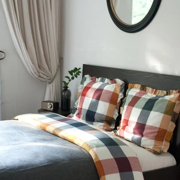 Teika No 2 Apartment-Retro on Brivibas street-free Parking, hotel di Rīga