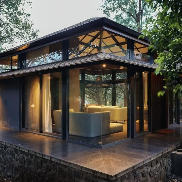 SaffronStays The Glasshouse, Panchgani - beautiful glass villa for couples, hotel v destinaci Panchgani