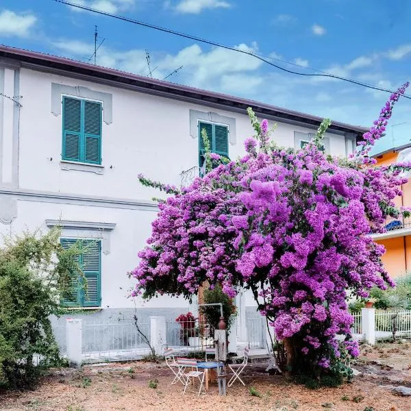 Casa elegante in mezzo al verde, hotel v destinaci La Spezia