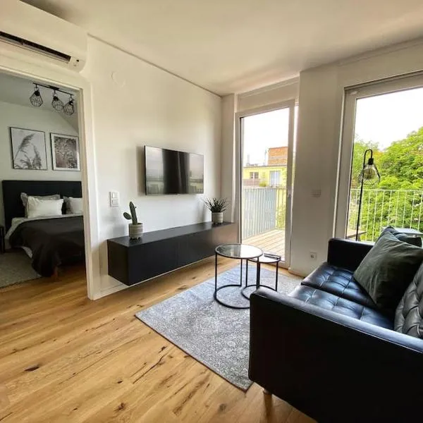 Rooftop Apartment with Terrace & AC - Self Check-In, hotel u Beču