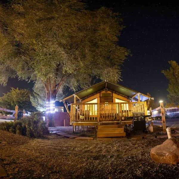 Desert Glamping Getaway Near Moab Arches, hotel en Moab