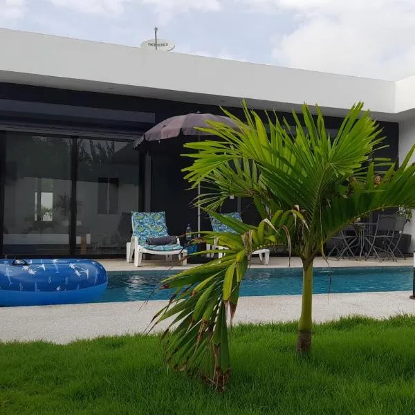 Villa Aux Oiseaux La contemporaine Somone Lagune, hotel v destinaci Somone
