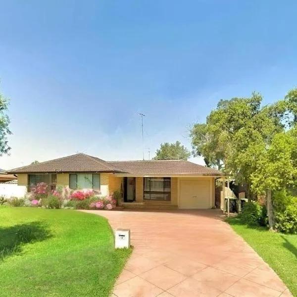 Cheerful 4 Bedrooms With Free Parking, hôtel à Kingswood
