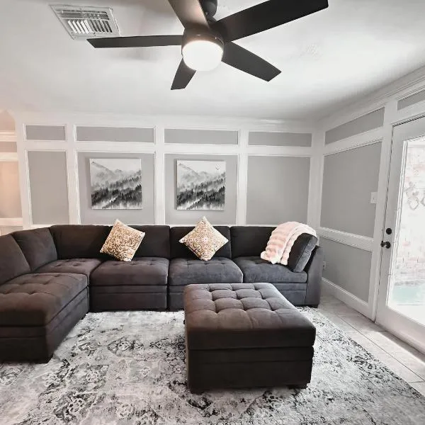 Tranquil Escape with pool and casita. Pet ok. Spring TX, hotel v destinaci Spring