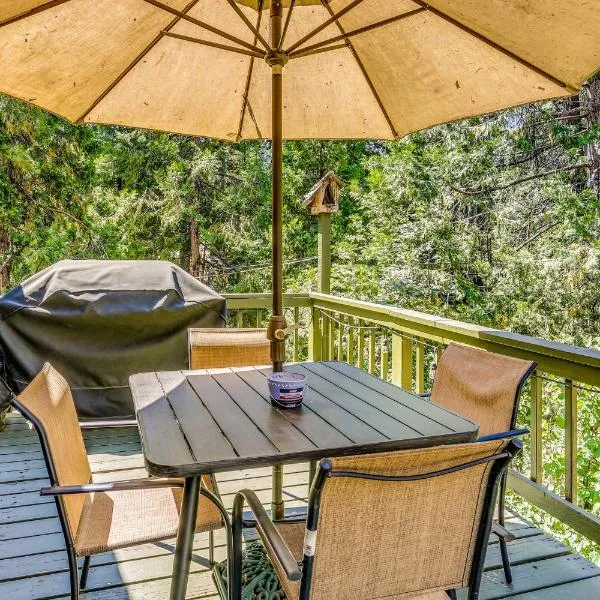 3 Mi to Shaver Lake Cozy Bears Hideaway Cabin!, hotel in Shaver Lake