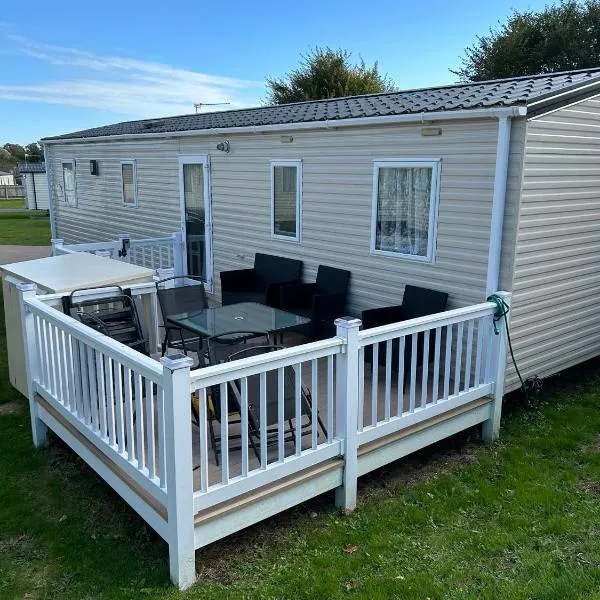 Holiday home cherry tree Burgh castle Great Yarmouth, hotel in Belton