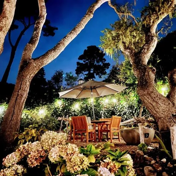 Gorgeous 3-bdrm home, walk to town and beach、カーメルのホテル