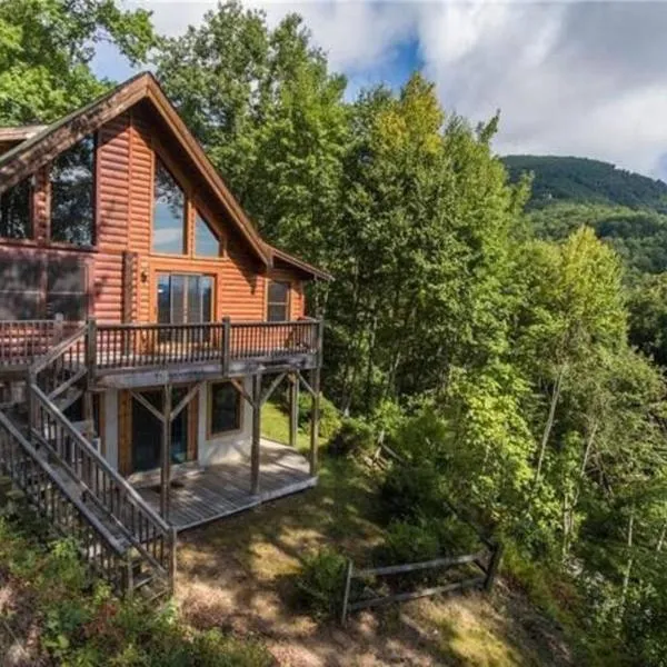Beautiful Log Cabin with Panoramic Views, hotel v destinaci Maggie Valley