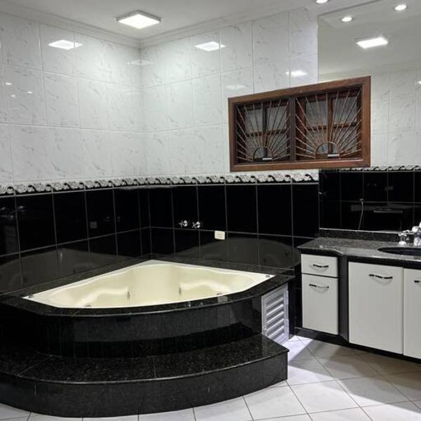 Casa adorável com 6 quartos, piscina, sauna, lareira e academia - Foto 3