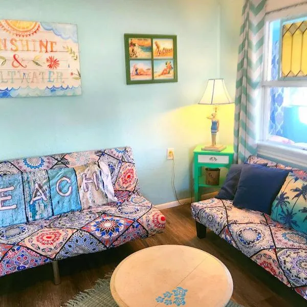 Short walk to beach 4 br 2 bath restored 1935 home, hotel in Grover Beach