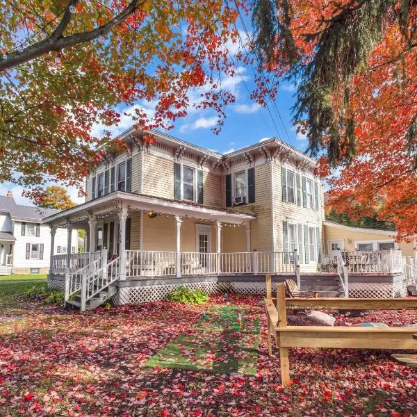 The Kelly House - 4 BR Historic Lodge - Downtown, hotel v destinaci Ellicottville