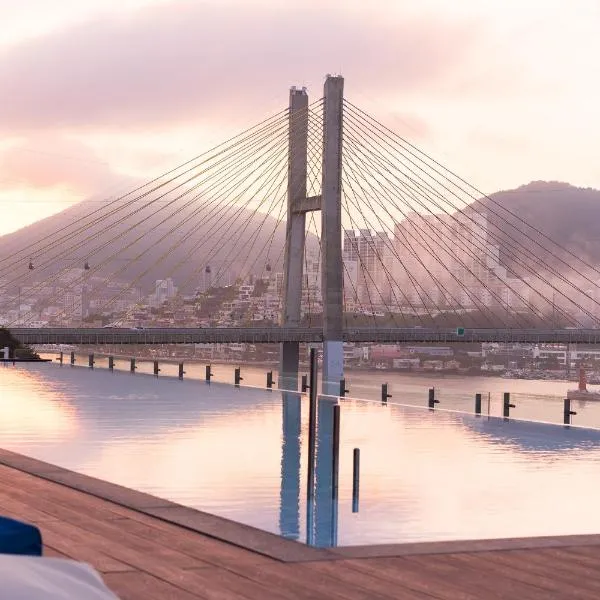 Yeosu OANDF Hotel, хотел в Йосу