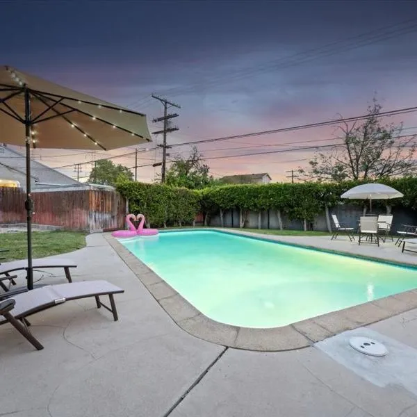 Chic Boho Retreat - Pool, Patio, Mini Golf & Arcade, Mins from Universal Studios!, khách sạn ở Los Angeles