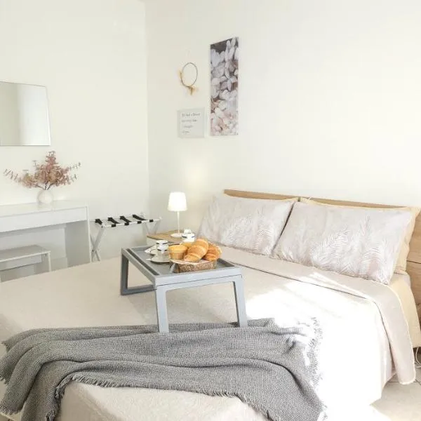 La CasEtta Bilocale Centrale con Terrazza ParkFree Wifi MiniPC PS4 AC, Hotel in Jesi