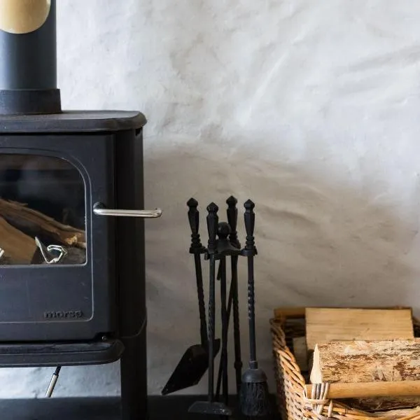 The Workshop- Eco Cottage by the Coastal Path, hotel v mestu Goodwick