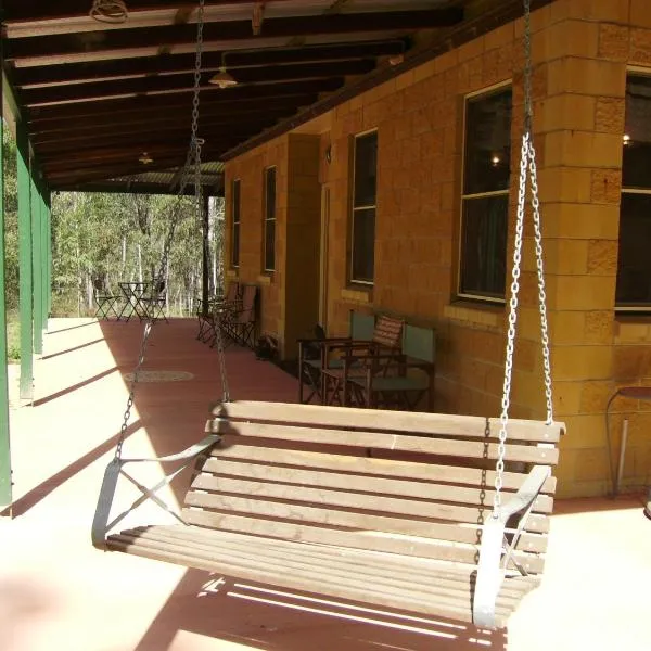 Back to the Bush, Hotel in Aramara