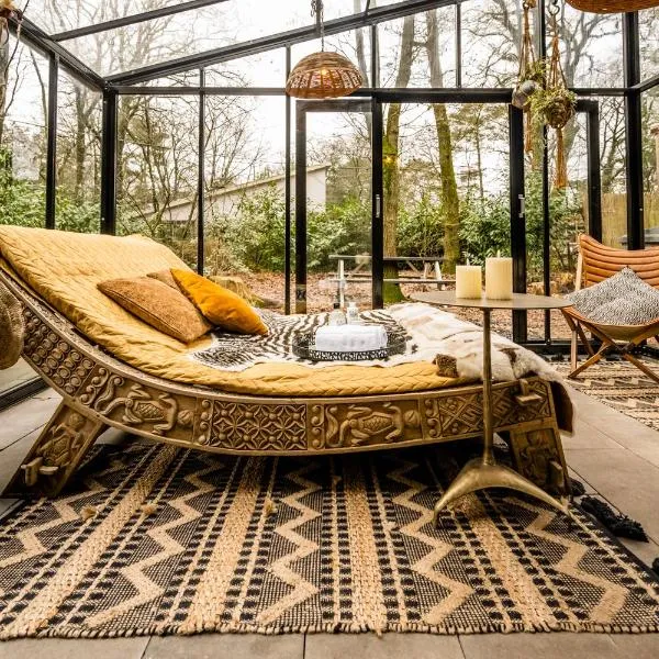 Boutique Bungalow 2 met sauna, hottub en boskas, hotel v destinaci Rheezerveen