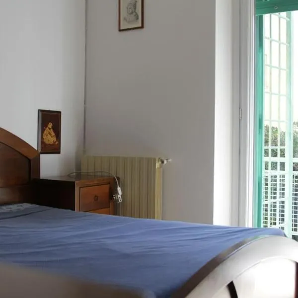 Delicious flat 100 meters from the beach, hotel v destinácii Lido di Ostia