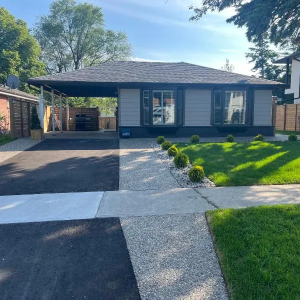 Bright & Cozy 4BR Home for Your Family Stay With Optional Pool Access, hotel v destinaci Mississauga