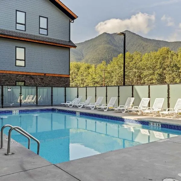 Pool and hot tub Stunning 2Bd haven in the Rockies, hotelli kohteessa Dead Man's Flats