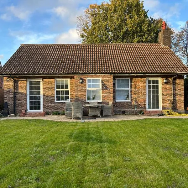 Charming 2BR Cottage - Fully Furnished - 10min LGW - Free Parking، فندق في كراولي