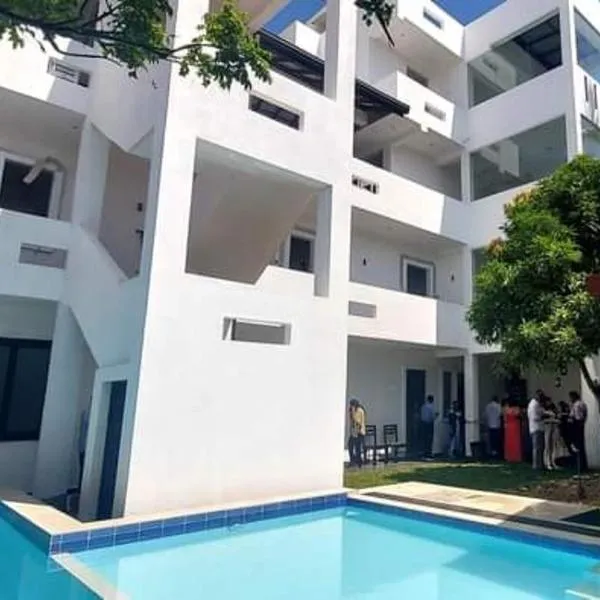 Ro Rich Hotel, hotel v Negombu