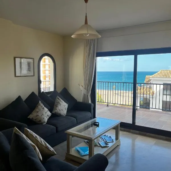 3 Bed Beachfront Penthouse 854 with great views, hotel in Manilva