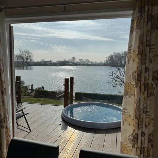 Tattershall lakes country park, Lakeside Lodge, hot tub, private garden and private fishing pitch, hotel in Tattershall