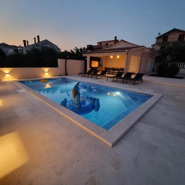 Coco Villa & apartments with heated pool, hotel v Kožino