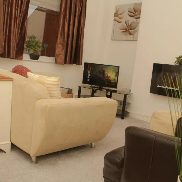 Spacious House, Near Haigh Woodland Park, Wifi, Parking, hotel in Leigh