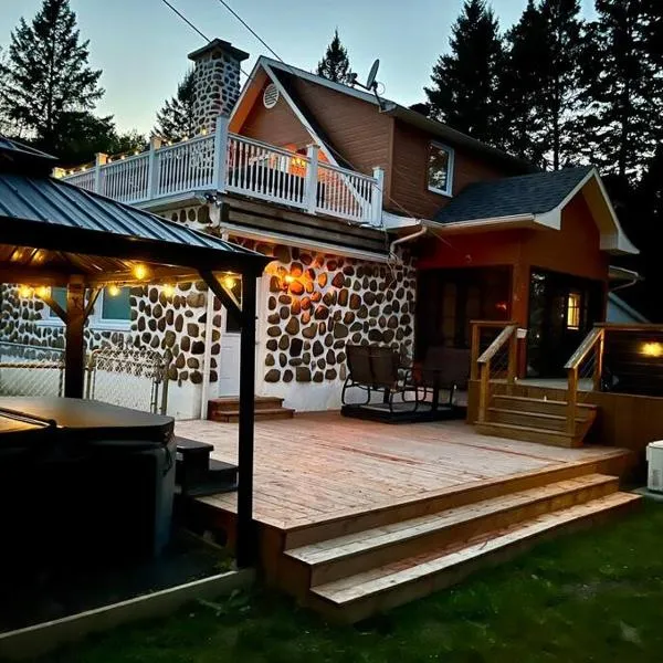 Chalet des cascades, hotel in Saint-Jean-de-Matha