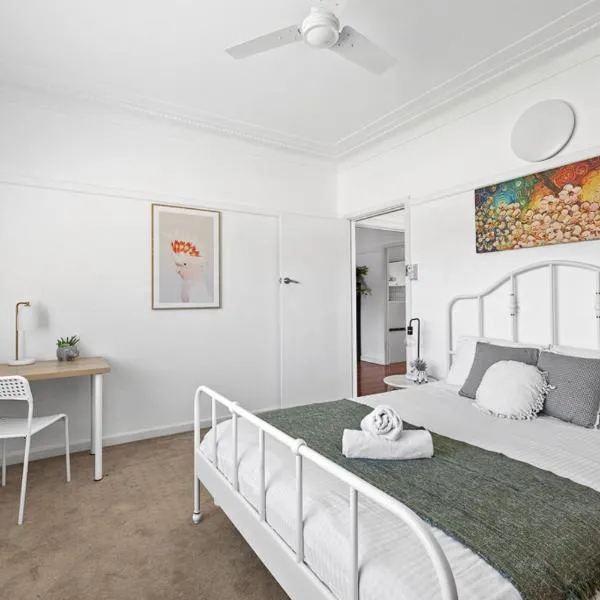Bright Queen Room - Central Location at Ryde - Shared Bathroom, hotel a Sydney