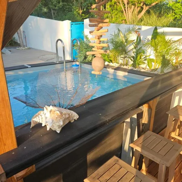 Sainte-Luce में, होटल Ti Oasis COLIBRI, 1 chambre, piscine, à 150m de la Plage