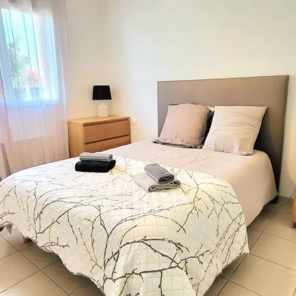 Logement thermale et de tourisme Les Acacias 6، فندق في جونزاك