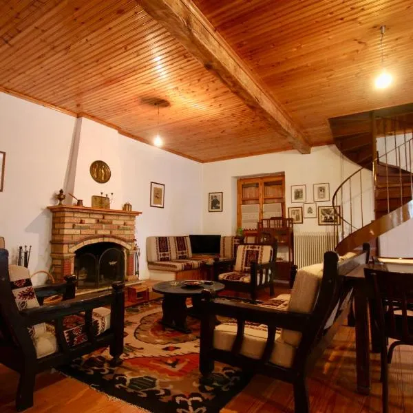 7hills Traditional Guesthouse By the Waterfall, hotel in Eptalofos