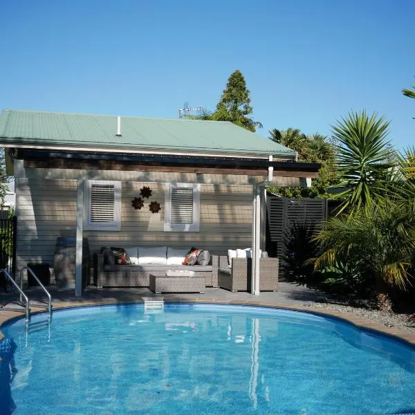 The Pool House Bed & Breakfast - Near Marine Parade Napier, hotel in Napier