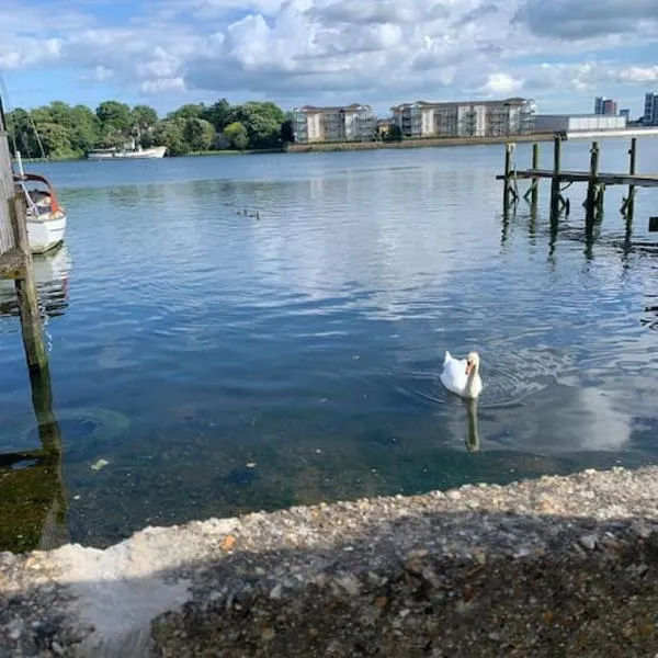 Stylish 2 Bed Riverside House, 2 Kingsize beds, Free Parking, hotel v destinaci Southampton