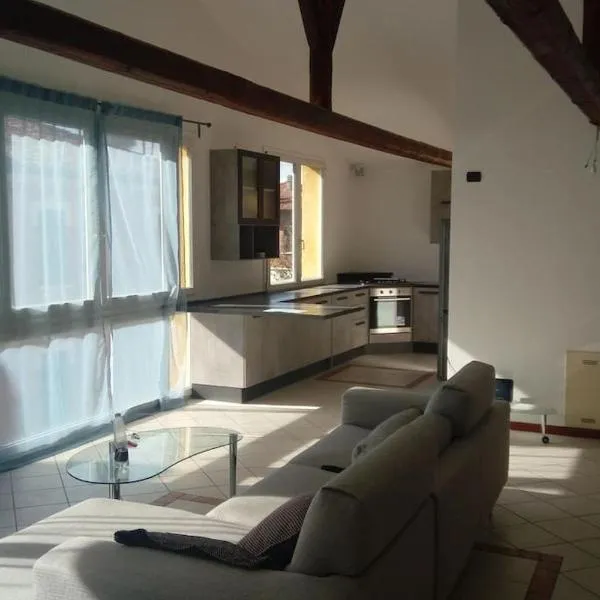 Luminoso LOFT in centro a due passi da Lugo Imola, khách sạn ở Massa Lombarda