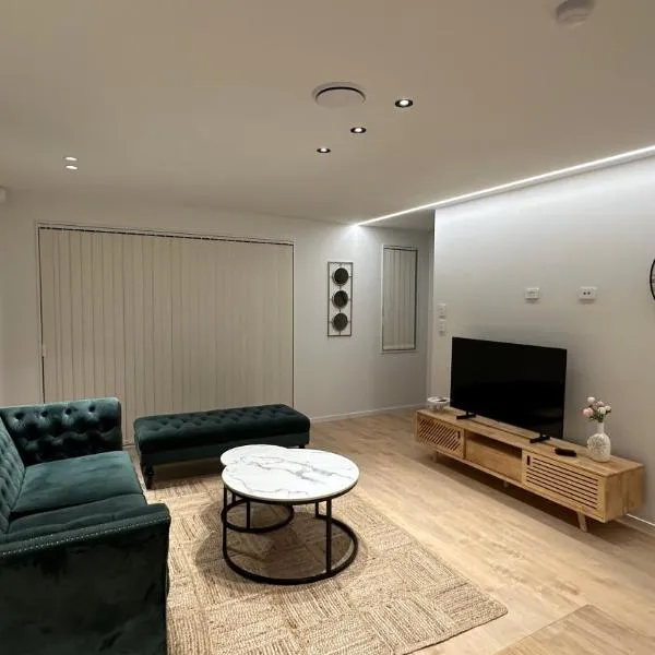 Stylish New & Cosy 3-Bedroom Retreat in Auckland - Perfect for Your Next Getaway!، فندق في أوكلاند