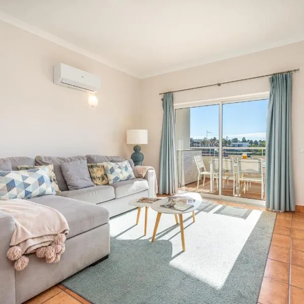 Host Wise - Bright & Stylish Lagos Flat with Pool, hotel di Lagos