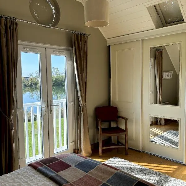 Kinsale Lodge · Cotswolds Lakeside - Spring Lake, hotel v destinaci South Cerney