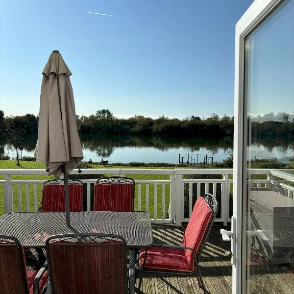 Pet-Friendly Lakeside Lodge – Cotswold Water Park, Hotel in South Cerney